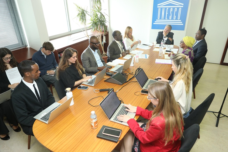 L’UNESCO et la Côte d’Ivoire actent une réforme pionnière&nbsp;: le Programme de formation et de certification sur les valeurs, l’éthique et l’intégrité. 